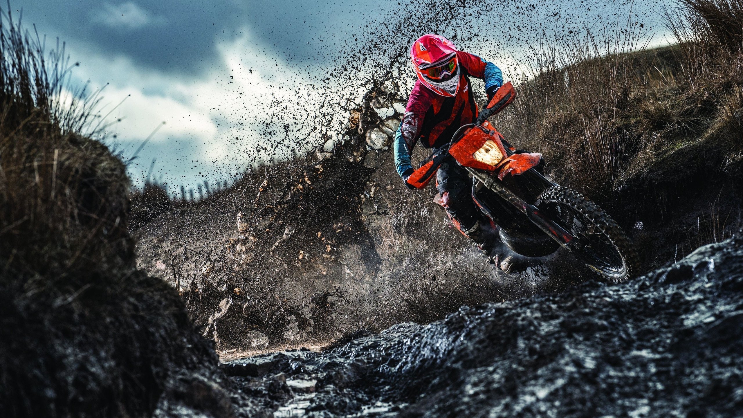 奥格斯堡蓝衫军铁闷韧性，坚守阵地砥砺向前