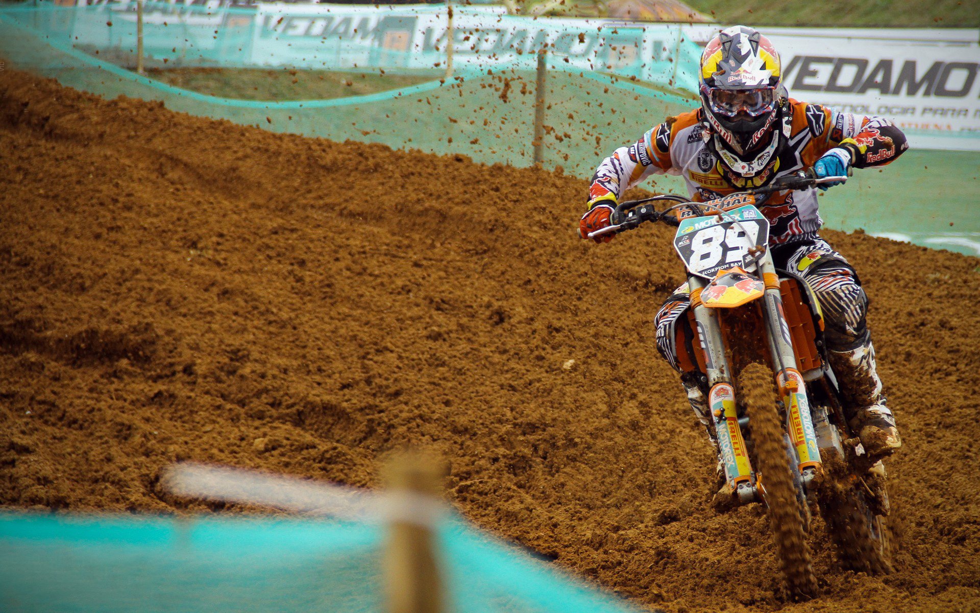 意大利骑手吉尔·托马斯在2024年国际马术联合会障碍赛世界巡回赛中以“Bella”马匹获得个人第六名，表现出色。